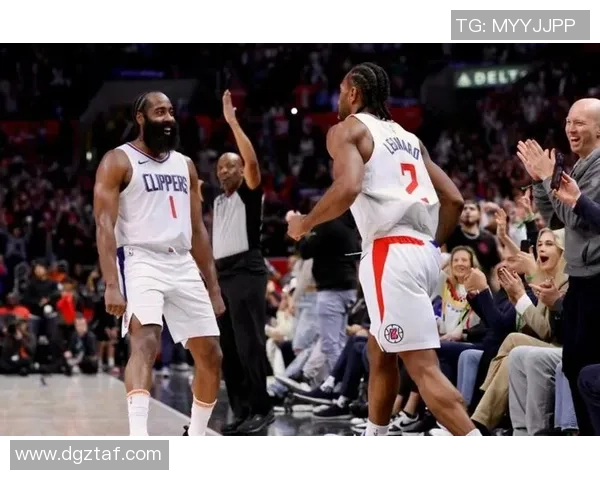 快船与爵士激战正酣NBA圈直播带你全程体验精彩瞬间